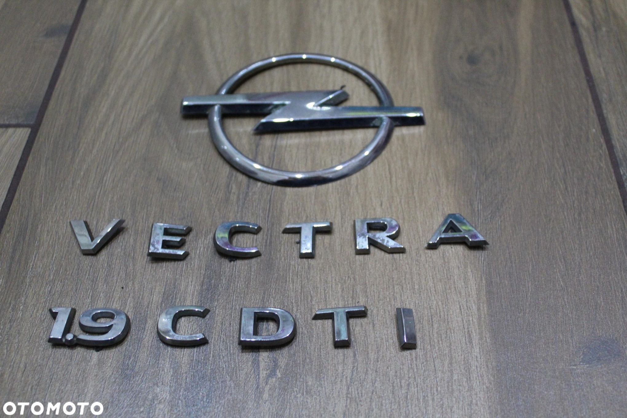 ZNACZEK EMBLEMAT KLAPY TYŁ OPEL VECTRA C - 1