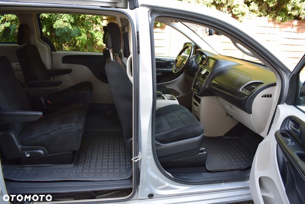 Chrysler Town & Country 3.6 Limited - 8