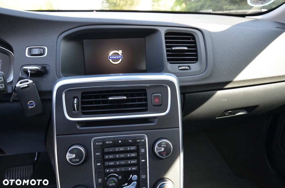 Volvo V60 D4 Geartronic Momentum - 25