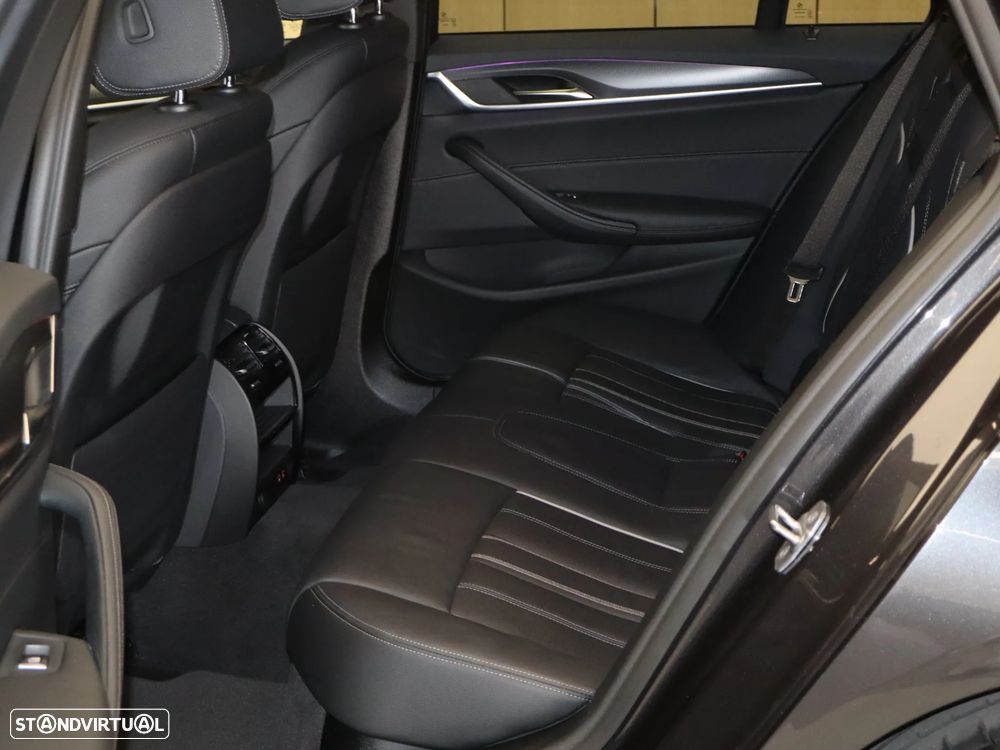 BMW 530 e Pack Desportivo M - 15