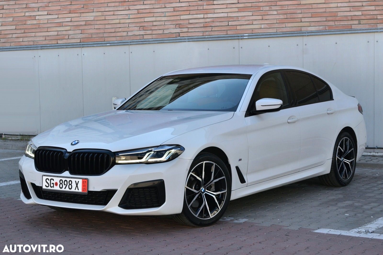 BMW Seria 5 520i Touring Aut. - 1