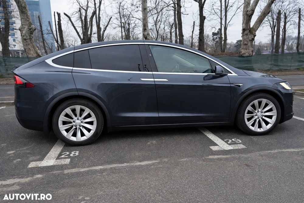 Tesla Model X - 6