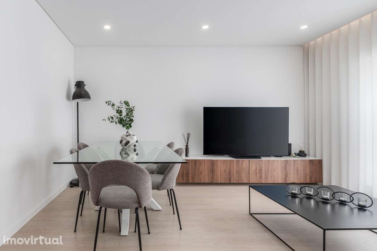 T2 Moderno (2020) com Box para 2 Carros na Urb Casas do Lago,... - Grande imagem: 2/28