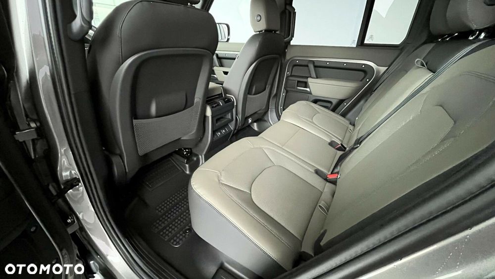 Land Rover Defender - 11