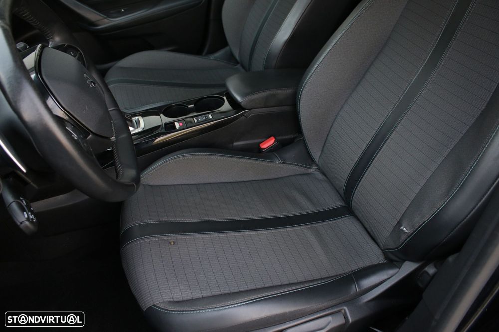 Peugeot 2008 1.5 BlueHDi Allure EAT8 - 36