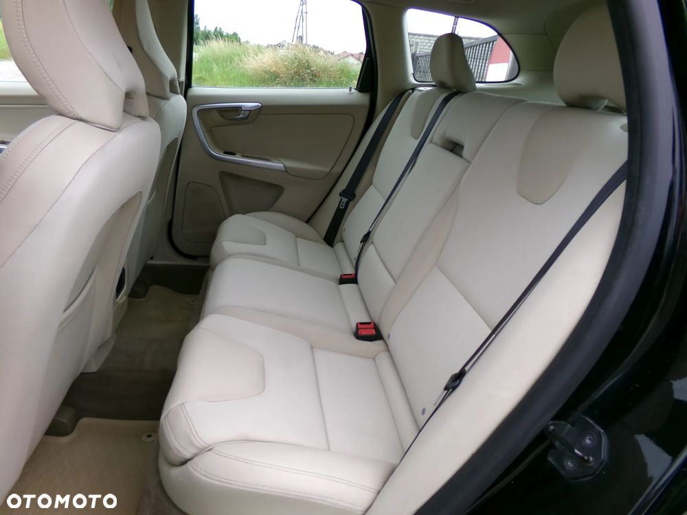 Volvo XC 60 D5 AWD Momentum - 4