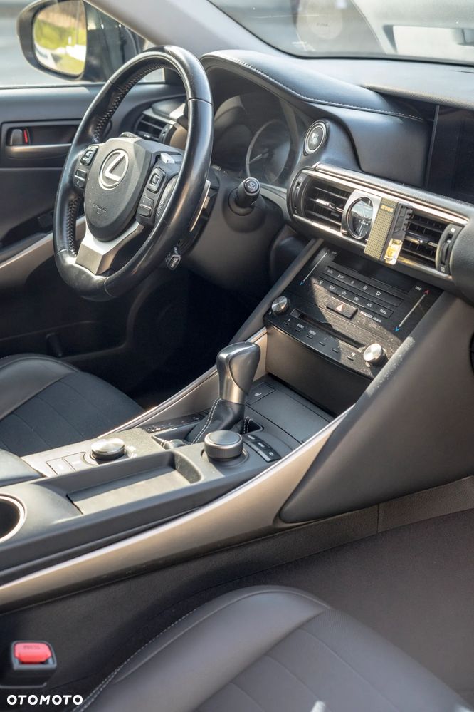 Lexus IS 200t Elite - 18