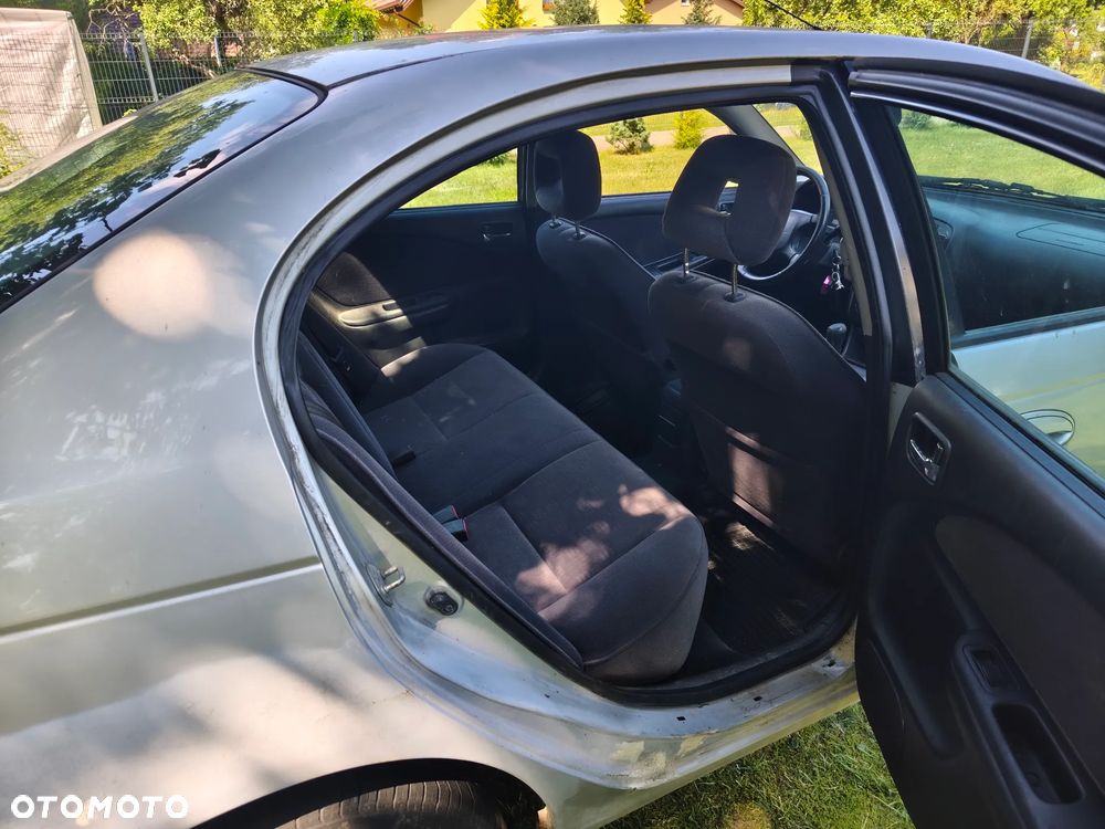 Toyota Avensis 2.0 VVT-i Sol - 10