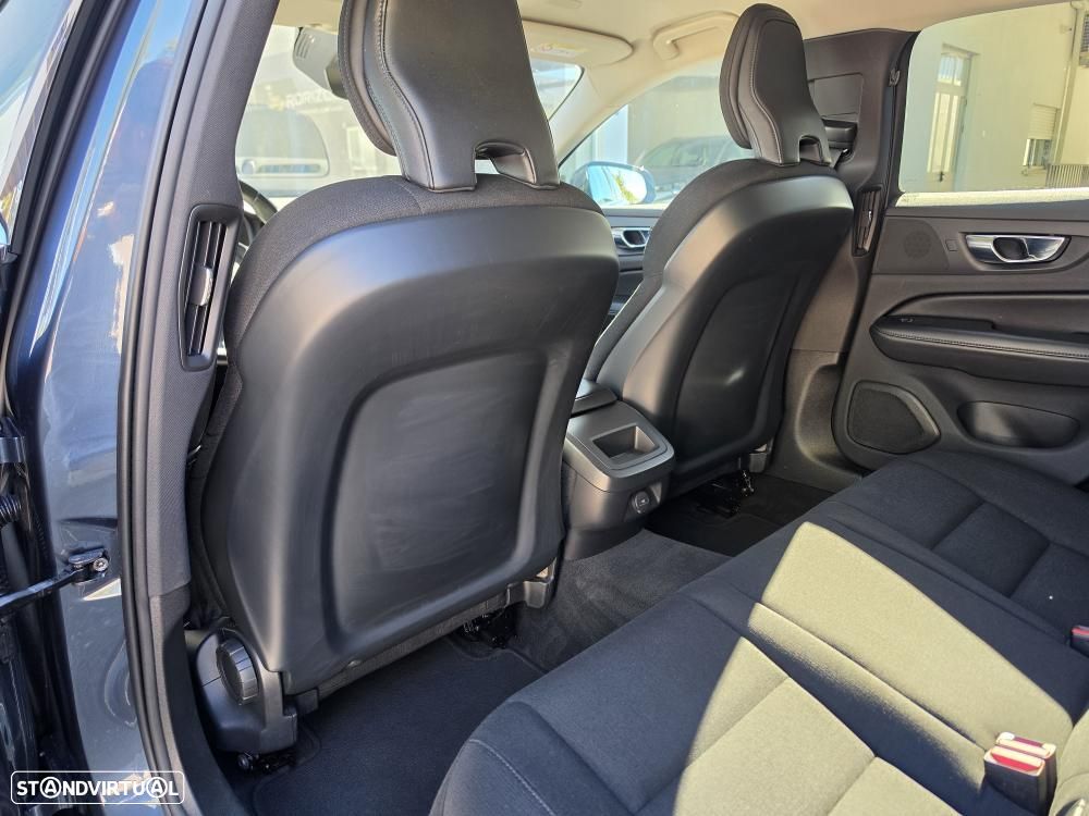 Volvo V60 2.0 B4 Momentum Geartronic — fotografia 9