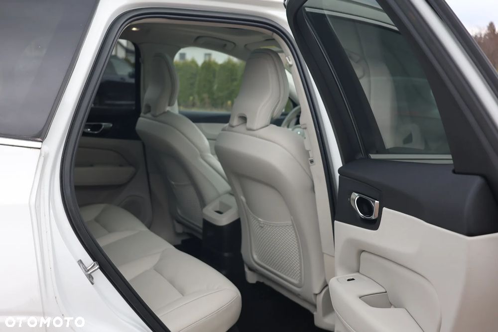 Volvo XC 60 T8 AWD Recharge Plus Dark - 18