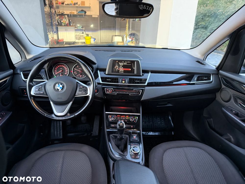 BMW Seria 2 218d - 11