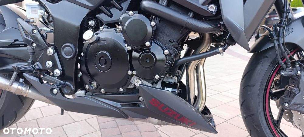Suzuki GSX - 27