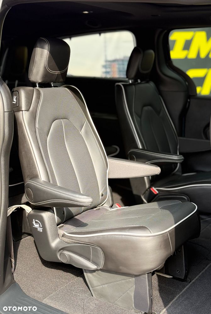 Chrysler Pacifica - 30