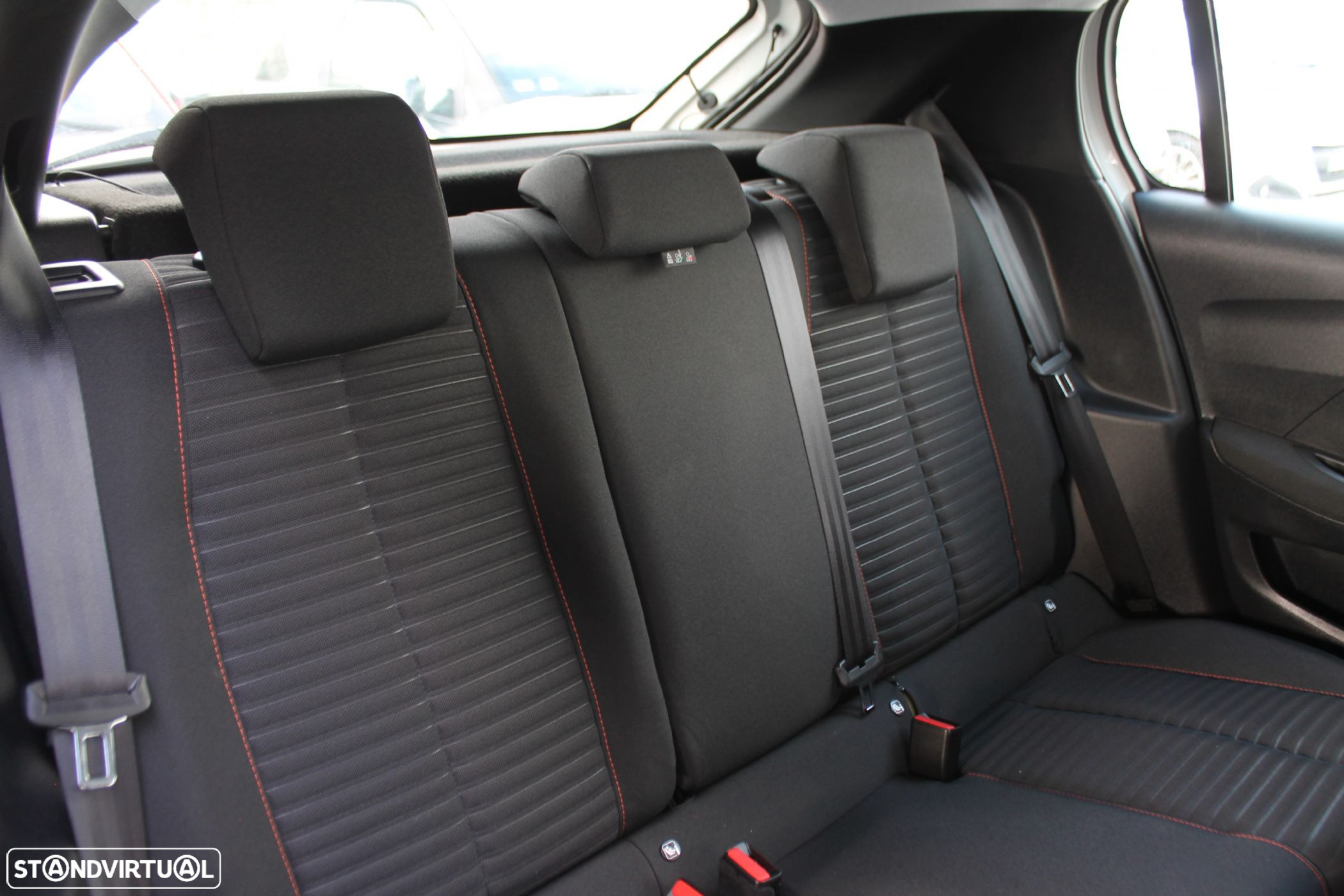 Peugeot e-208 - 21