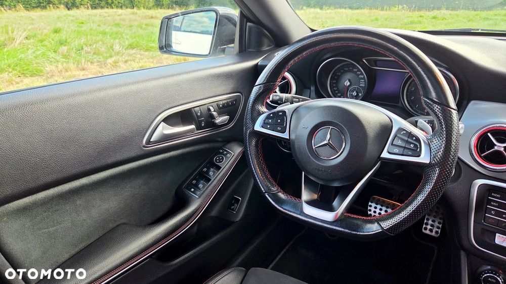 Mercedes-Benz CLA 220 4-Matic AMG Line - 11