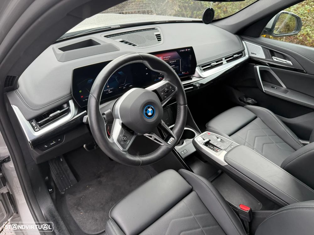 BMW iX1 eDrive20 Pack Desportivo M - 13