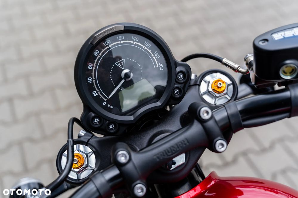 Triumph Bonneville Bobber - 9