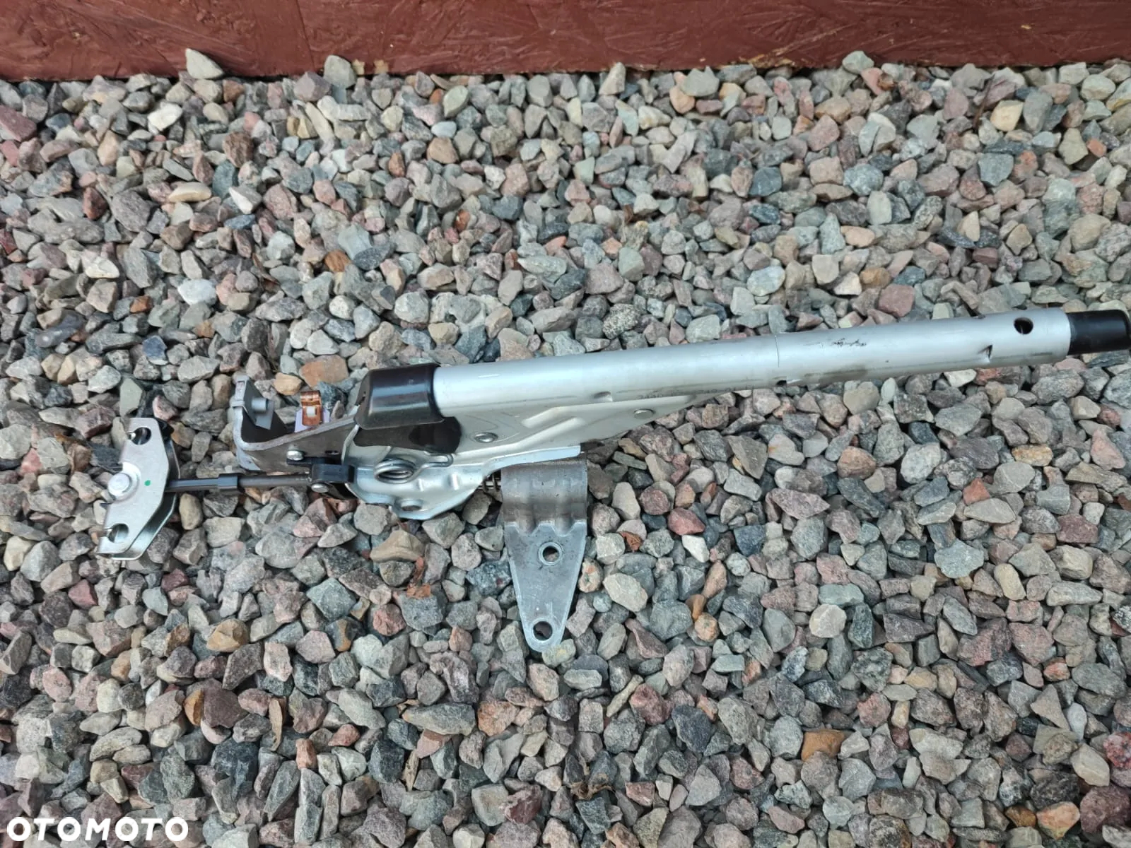 BMW E81 / E82 / E84 / E87 / E87 LCI / E88 / E90 / E90 LCI / E91 / E91 LCI / E92 / E92 LCI / E93 / E93 LCI. ORYGINALNA DŹWIGNIA HAMULCA RĘCZNEGO. O NR: 6 782 749 / 6 775 492 / 6 770 130 / 6 760 435 OEM. W BARDZO DOBRYM STANIE. - 2