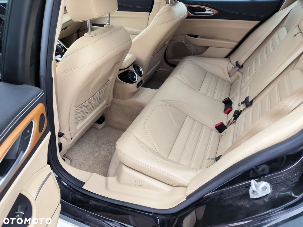 Alfa Romeo Giulia 2.0 Turbo 16V AT8 Veloce - 12