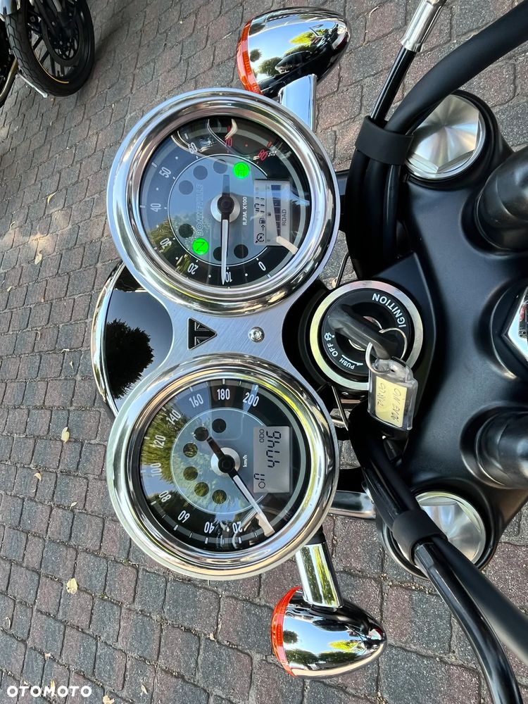Triumph Bonneville - 11