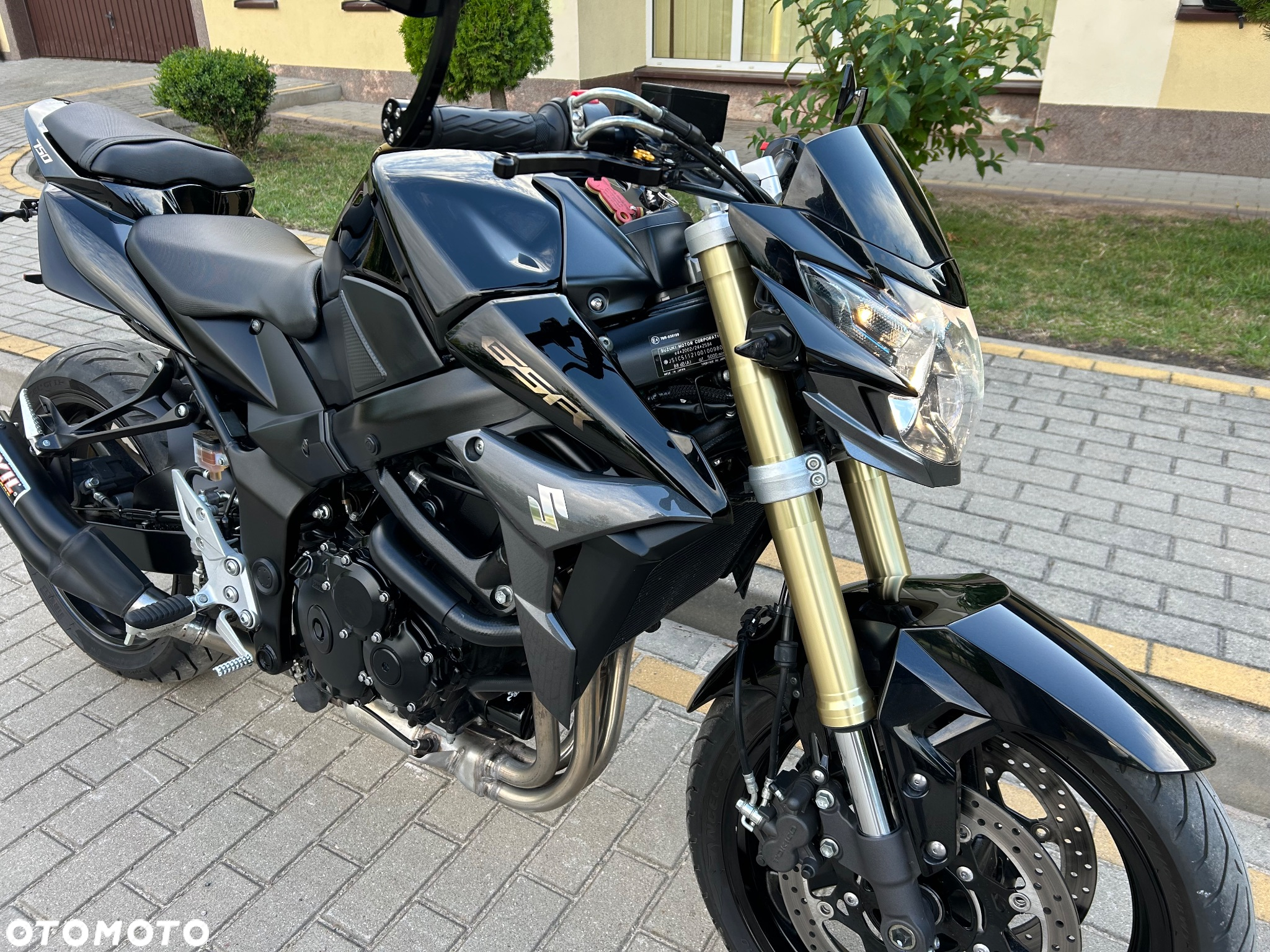 Suzuki GSR - 13