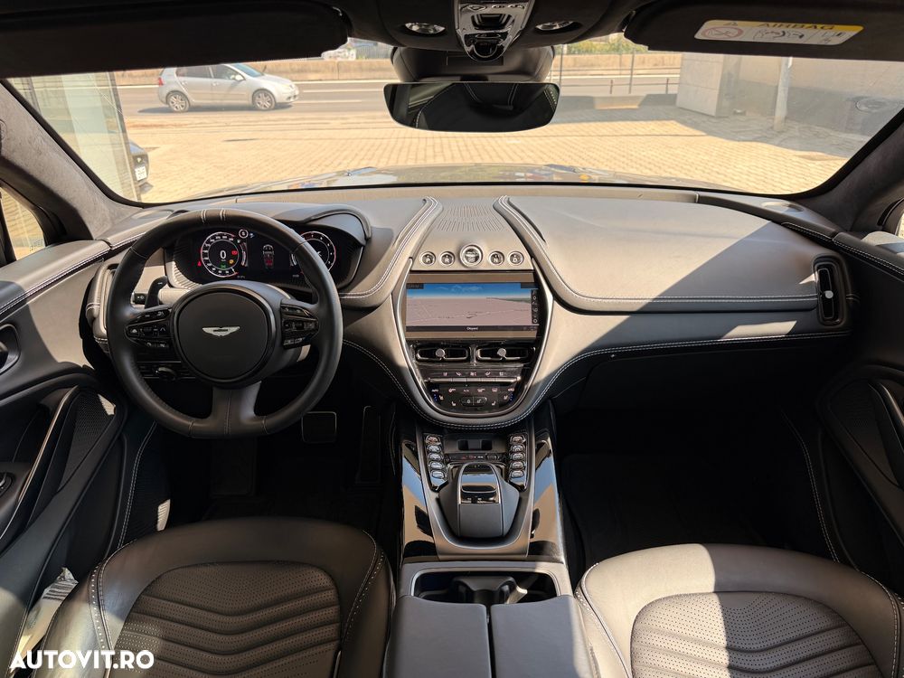 Aston Martin DBX - 5