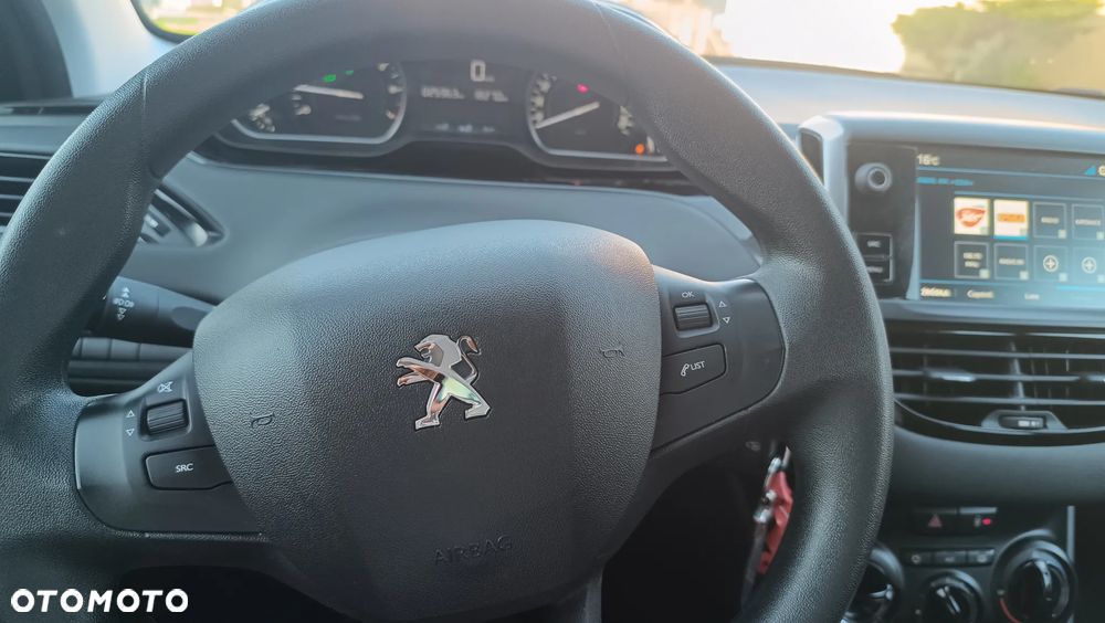 Peugeot 208 - 8