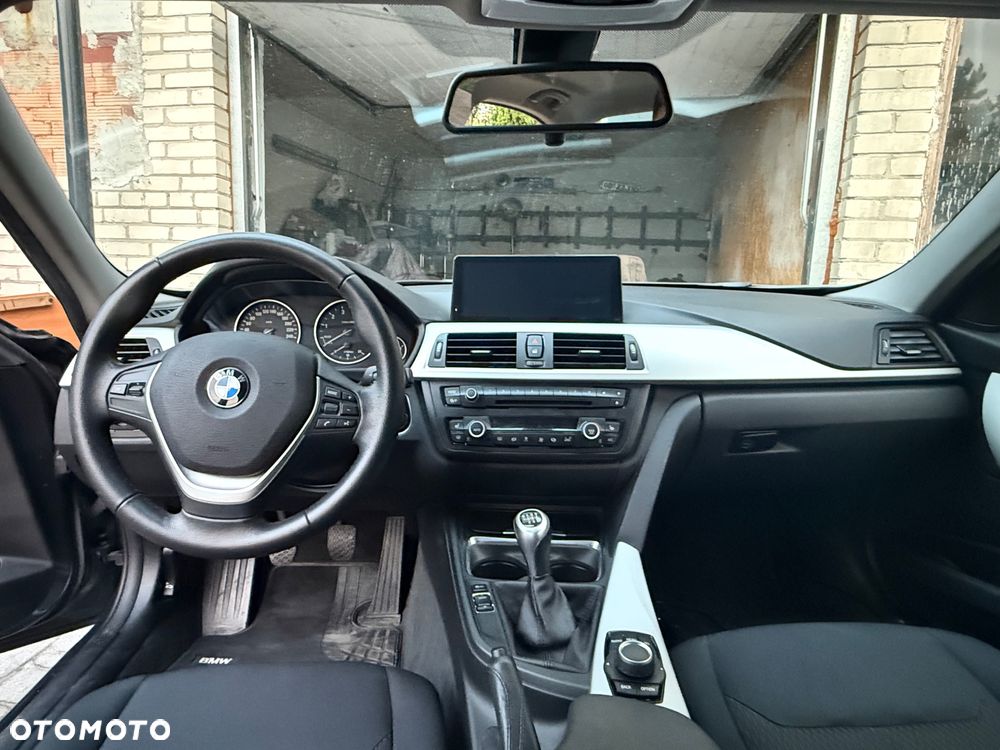 BMW Seria 3 320i - 9