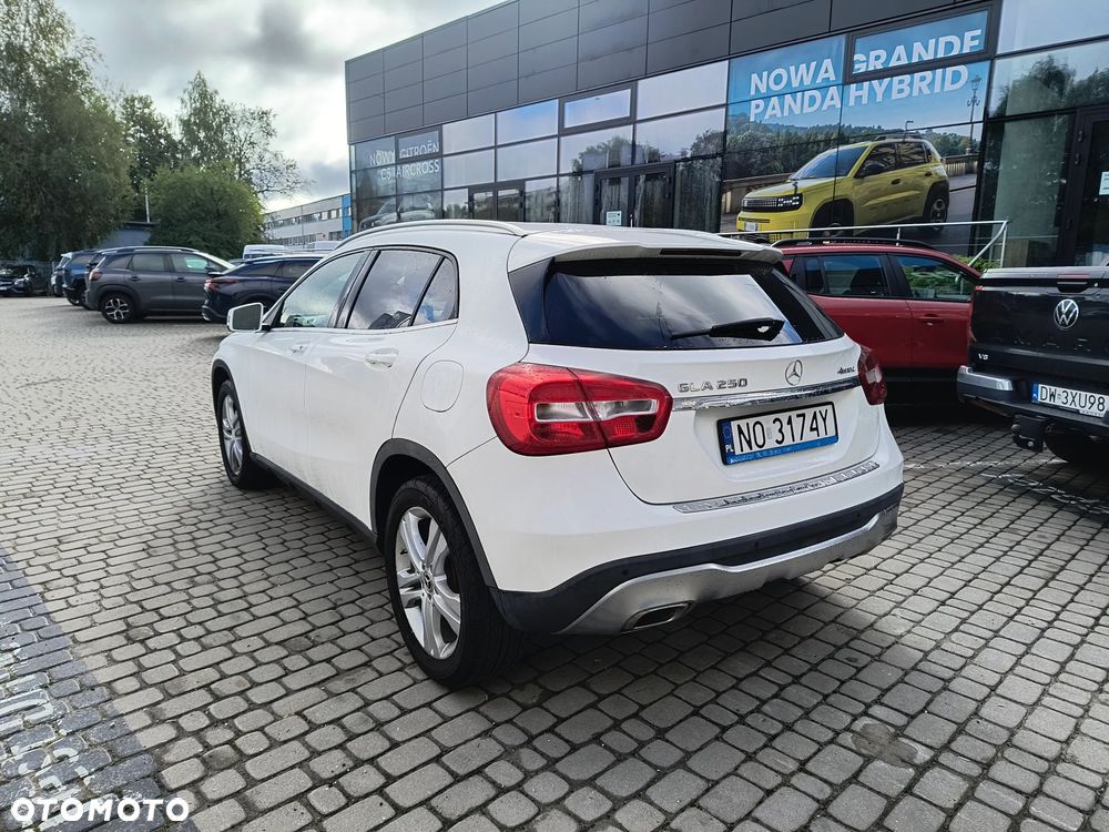 Mercedes-Benz GLA 250 4Matic 7G-DCT - 5