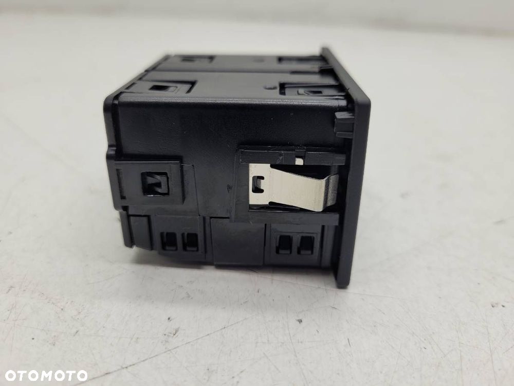 GNIAZDO USB AUX 81A035736 AUDI A6 C7 2018 EUROPA - 4