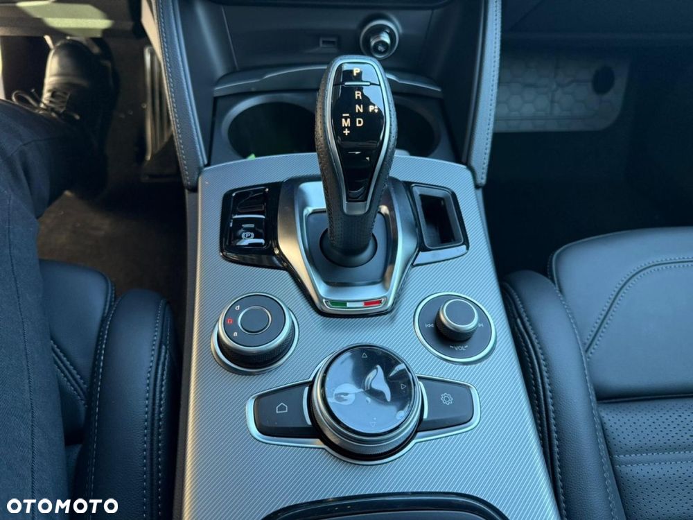 Alfa Romeo Stelvio - 12