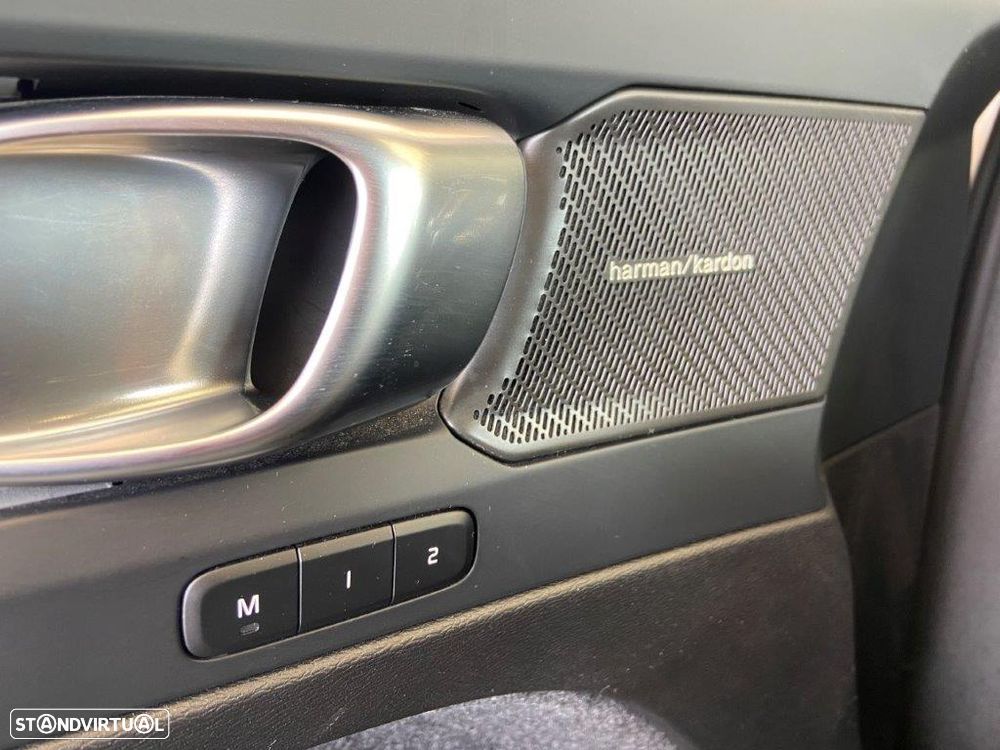 Volvo XC 40 2.0 B3 Plus Dark - 27