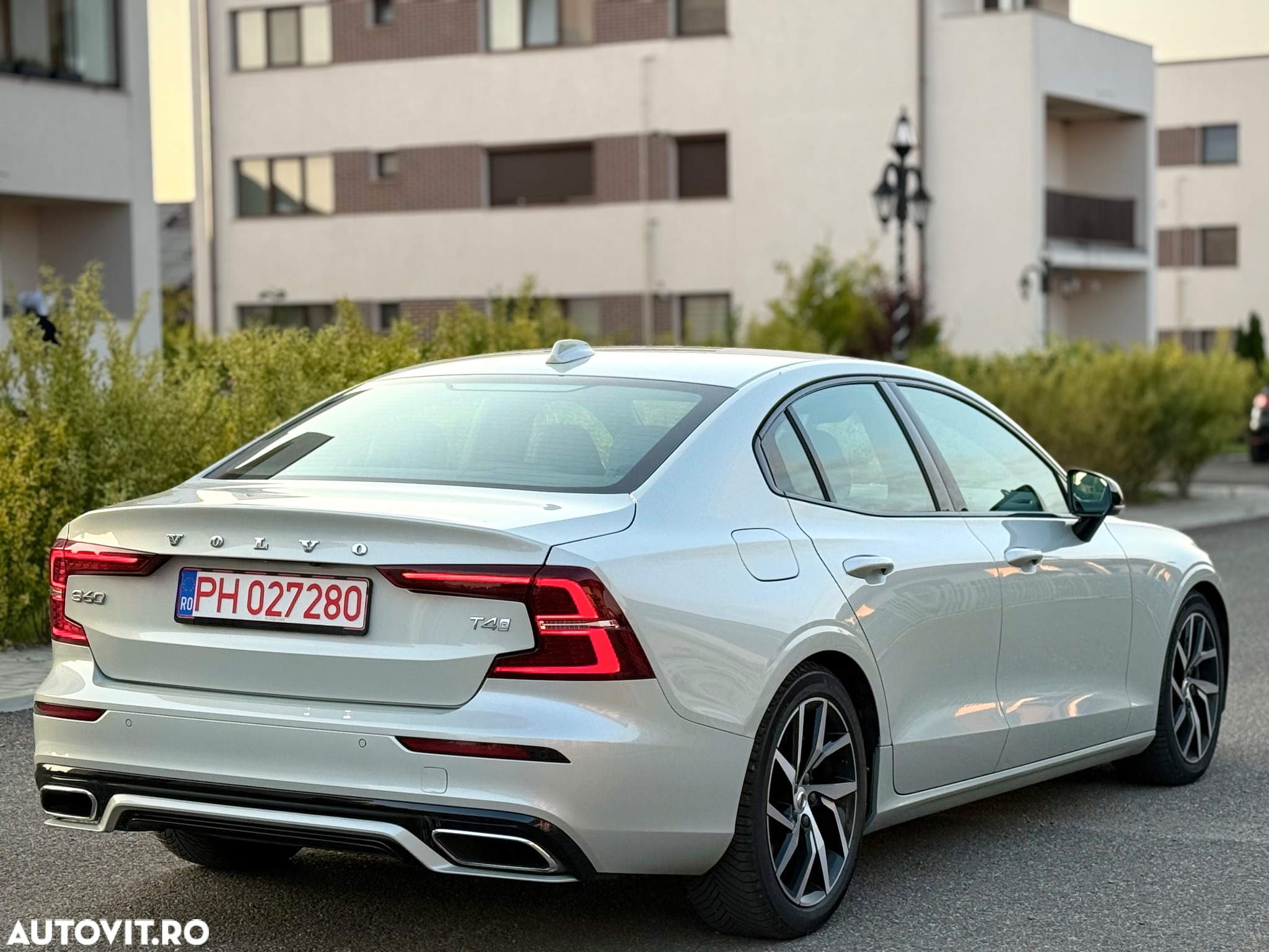 Volvo S60 T4 R-Design - 4