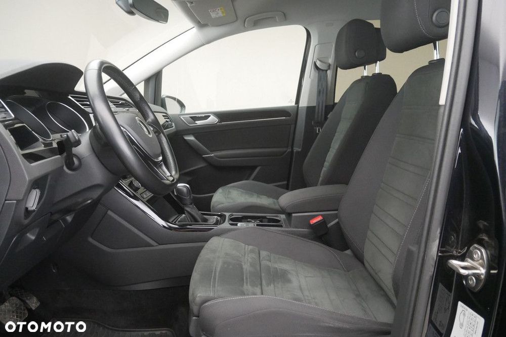 Volkswagen Touran - 12