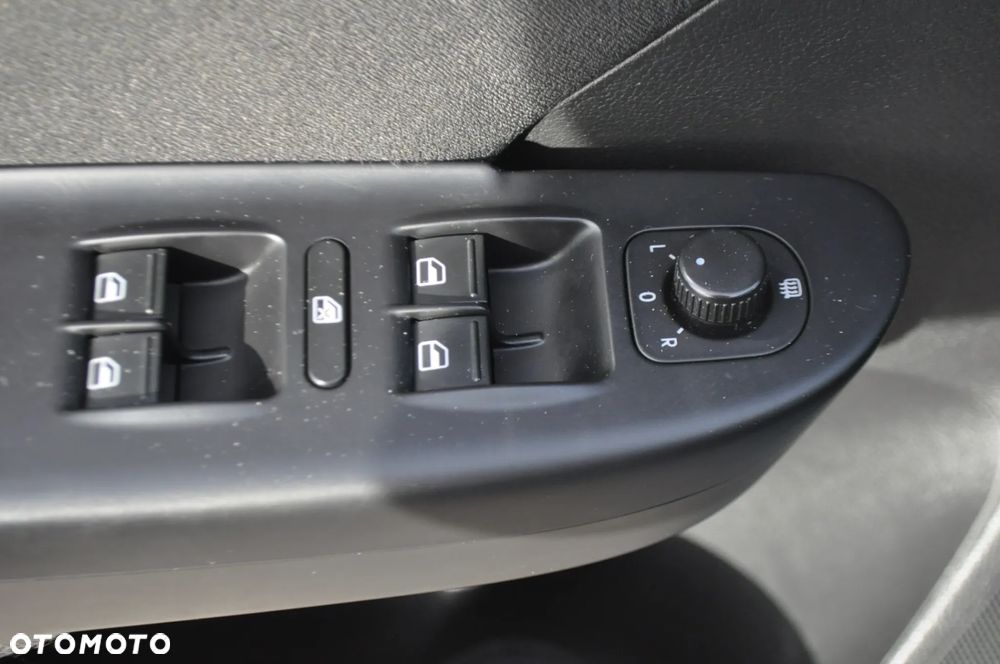 Volkswagen Passat Variant 2.0 TDI BlueMotion Technology DPF Highline - 11