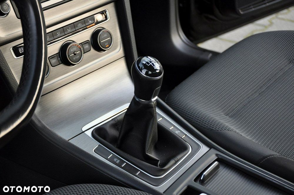 Volkswagen Golf - 34