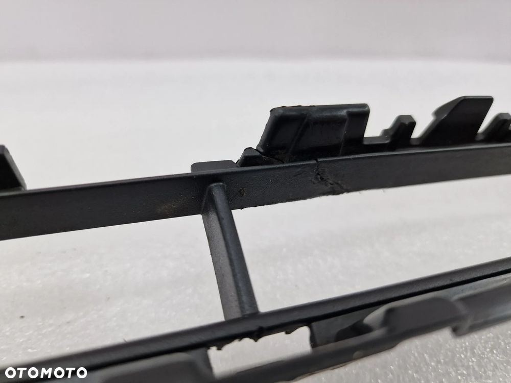 AUDI A3 8V3 8V S-LINE KRATKA ŚRODKOWA ZDERZAKA PRZEDNIEGO PRZÓD , NR 8V3807647 , NR AUKCJI KR221 - 7