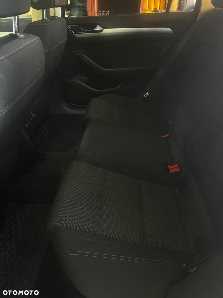 Volkswagen Passat 2.0 TDI SCR Comfortline - 14