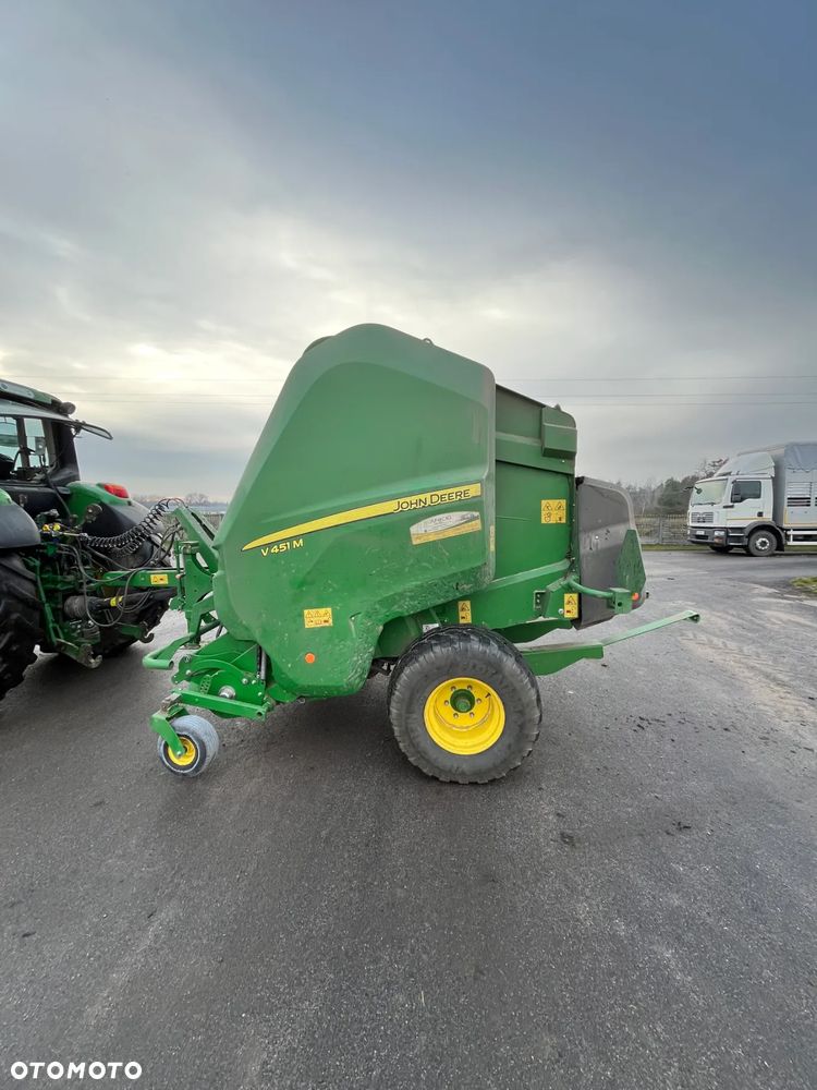 John Deere V451M - 1
