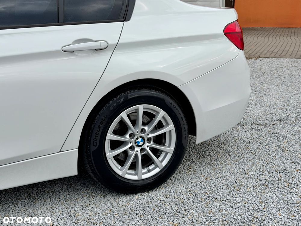 BMW Seria 3 318i - 25