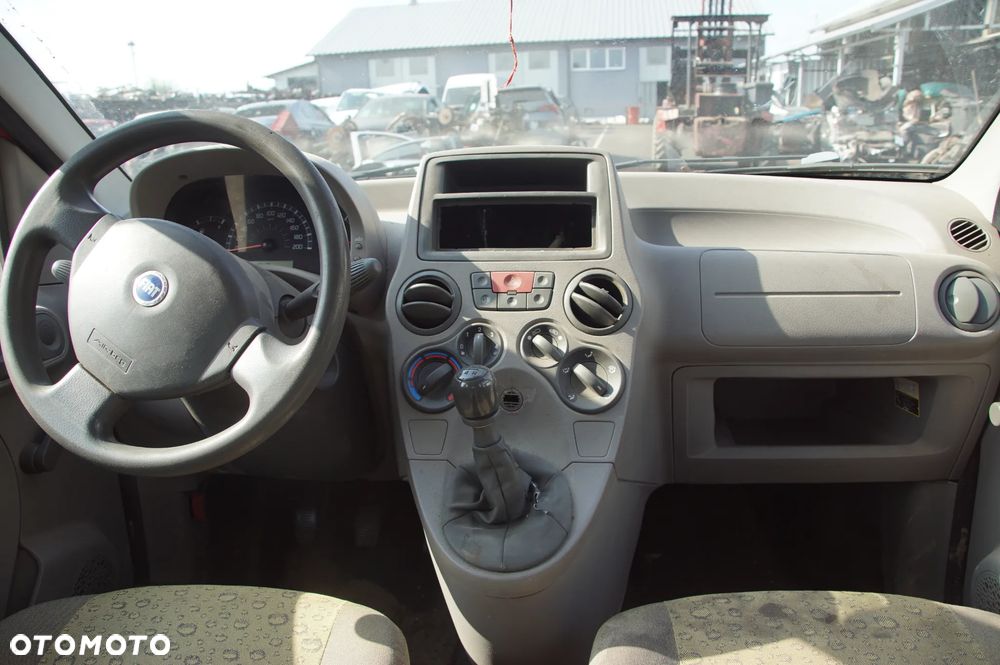 Auto na części - Fiat Panda II 1.1 54 KM 187A1000 C514 2004R Silnik Skrzynia Drzwi Szyba Lusterko Błotnik Maska Klapa Deska Kokpit Sterownik Moduł Czujnik Licznik Kierownica - 16