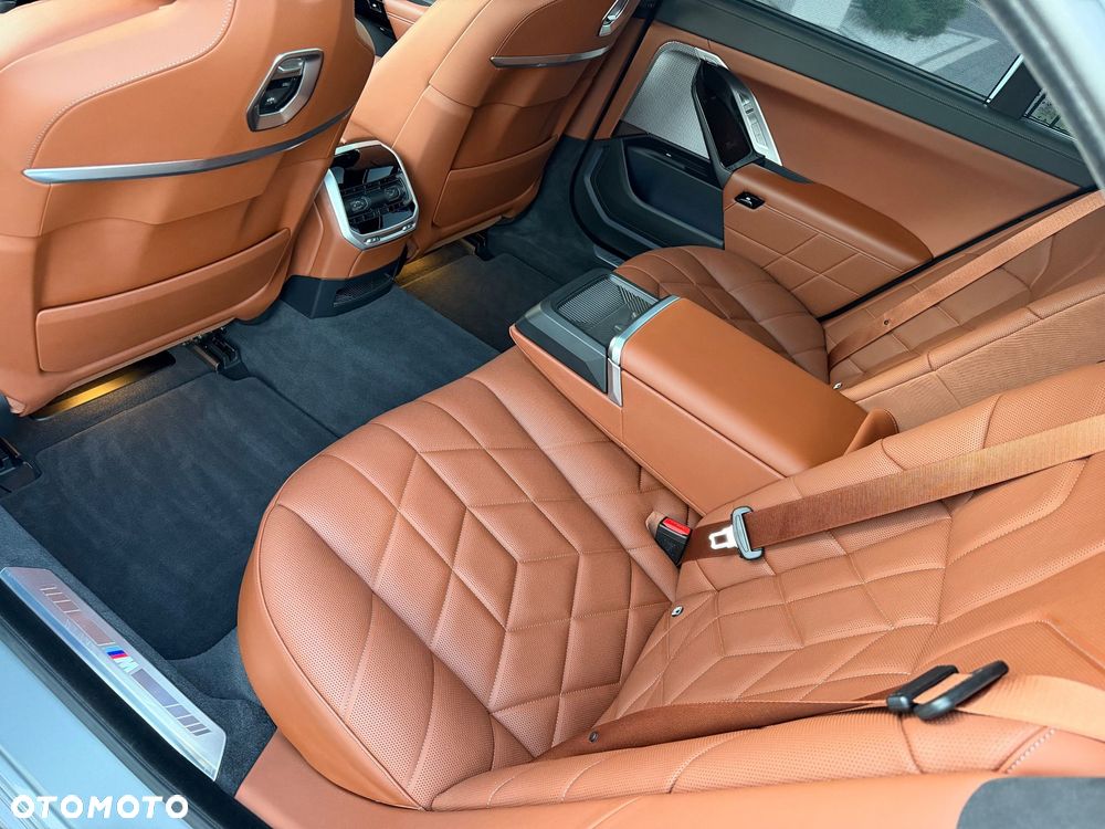 BMW Seria 7 M760e PHEV xDrive Individual Edition sport - 24