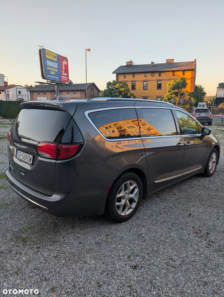 Chrysler Pacifica - 11