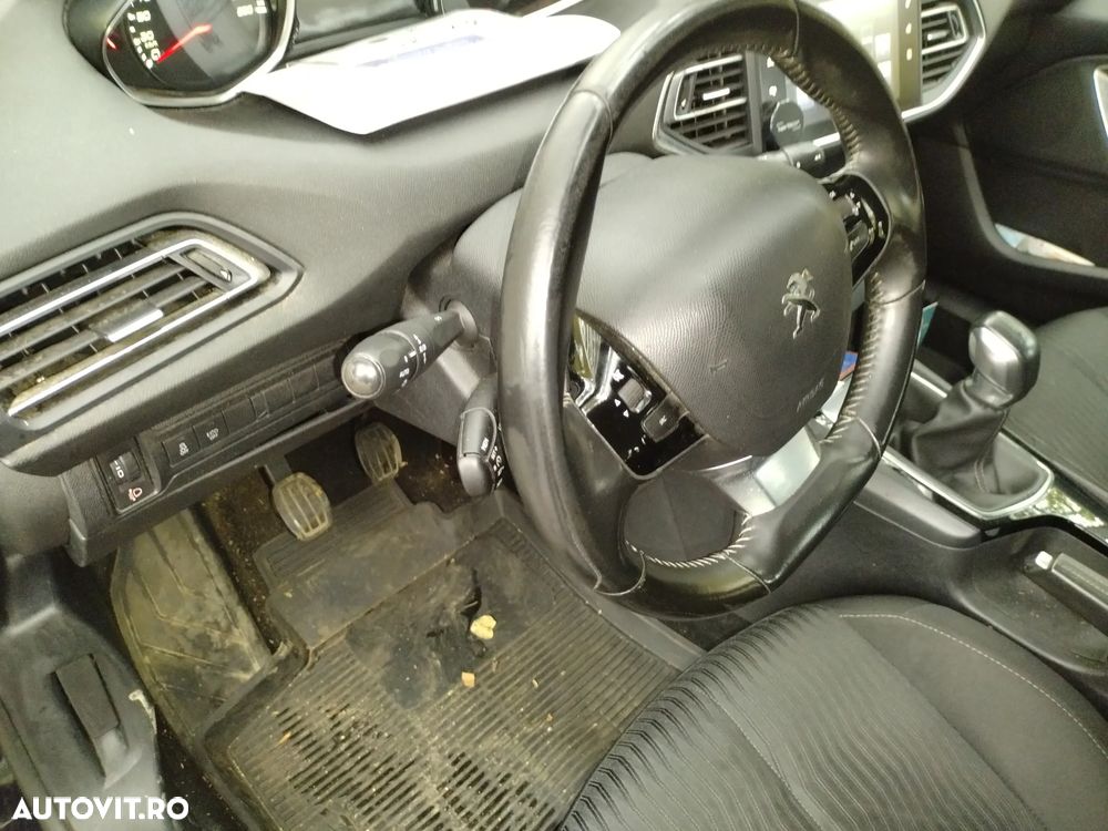 Peugeot 308 2015 benzină, 5.790 € — imagine 9
