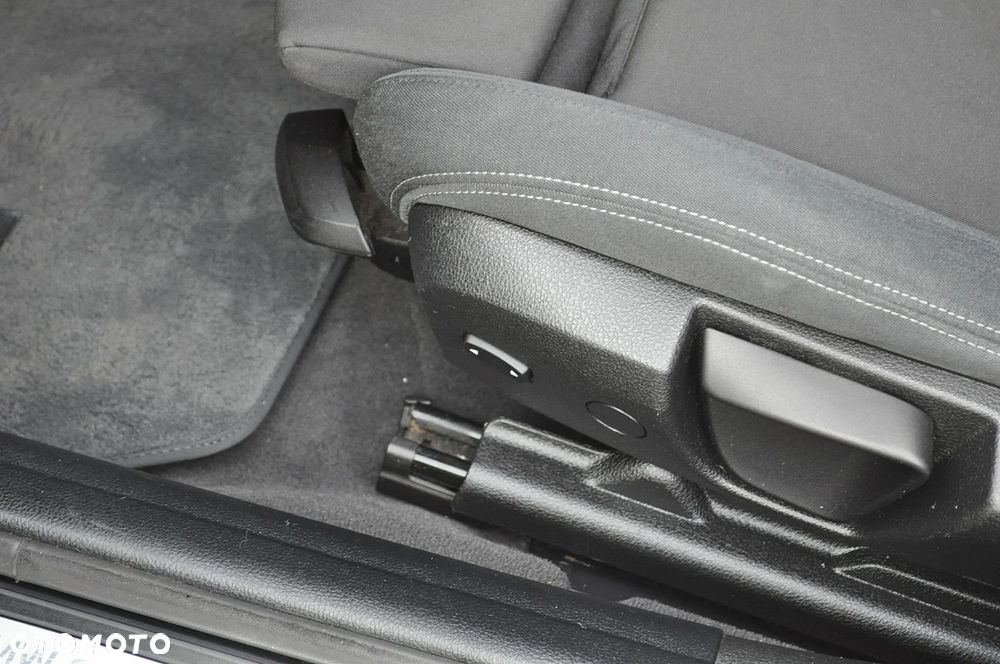 BMW Seria 3 318d Sport Line - 24