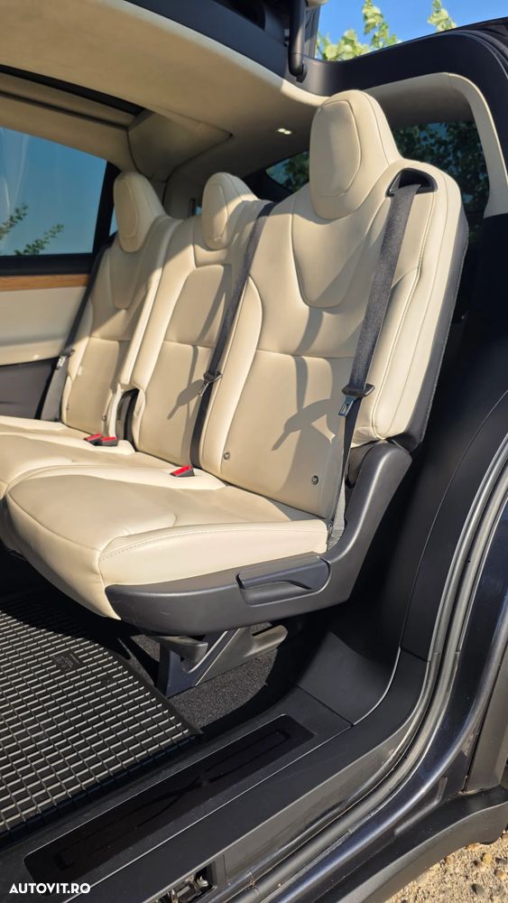 Tesla Model X - 8