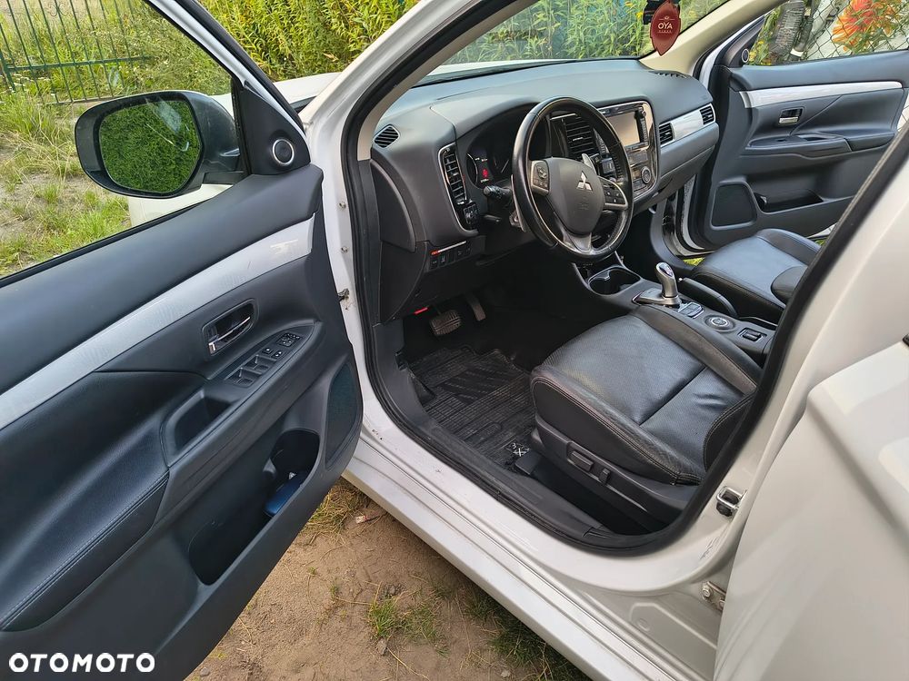 Mitsubishi Outlander Instyle NAVI + - 13