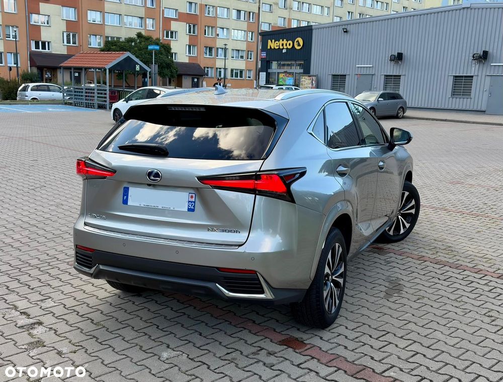 Lexus NX 300h Style Edition - 9