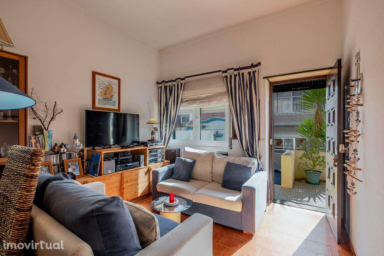 Moradia T4 em Santa Cruz, com excelente localização - Grande imagem: 2/32