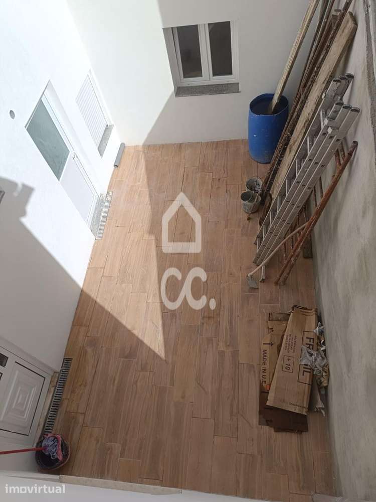 MORADIA T3 COM T1 INDEPENDENTE | TOTALMENTE REMODELADA | CENTRO DE ERM - Grande imagem: 4/39
